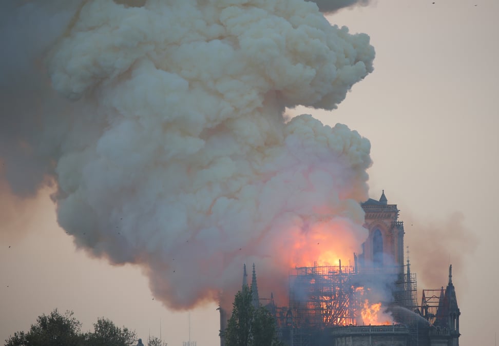 La fleche de notre-dame de paris s'est effondree