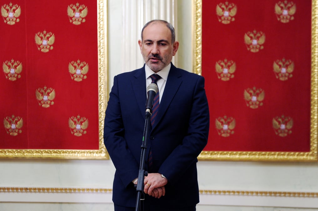 Armenie: pachinian denonce un coup d'etat, limoge le chef des forces armees