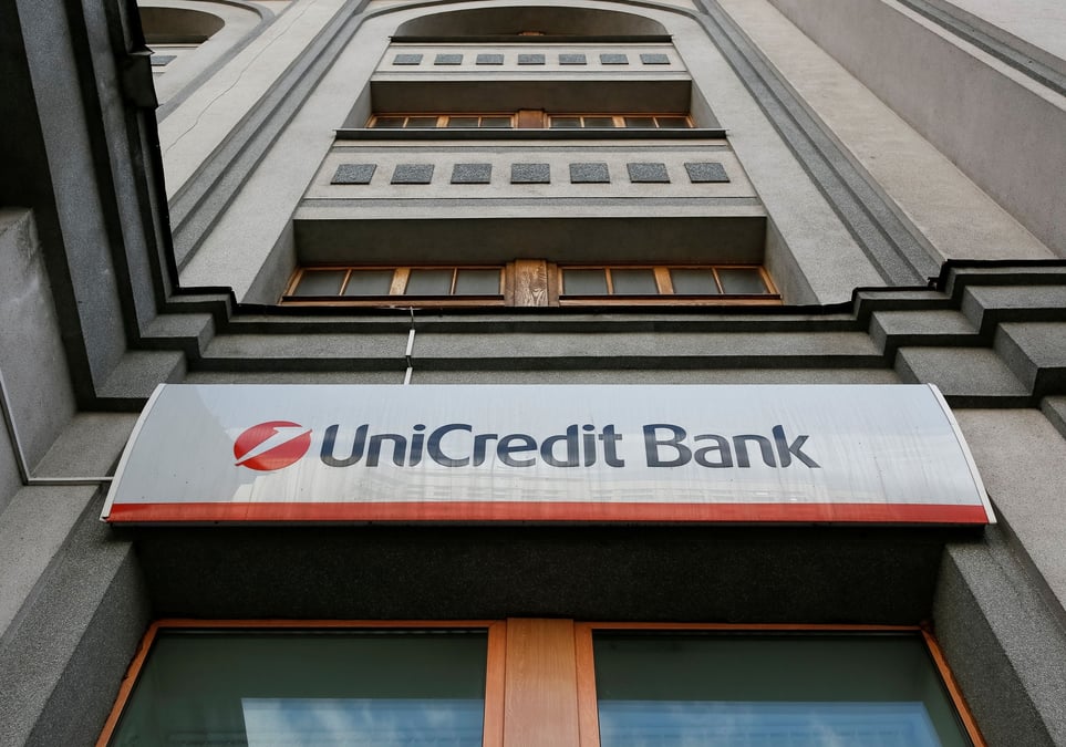 Photo du logo de la banque unicredit sur une succursale
