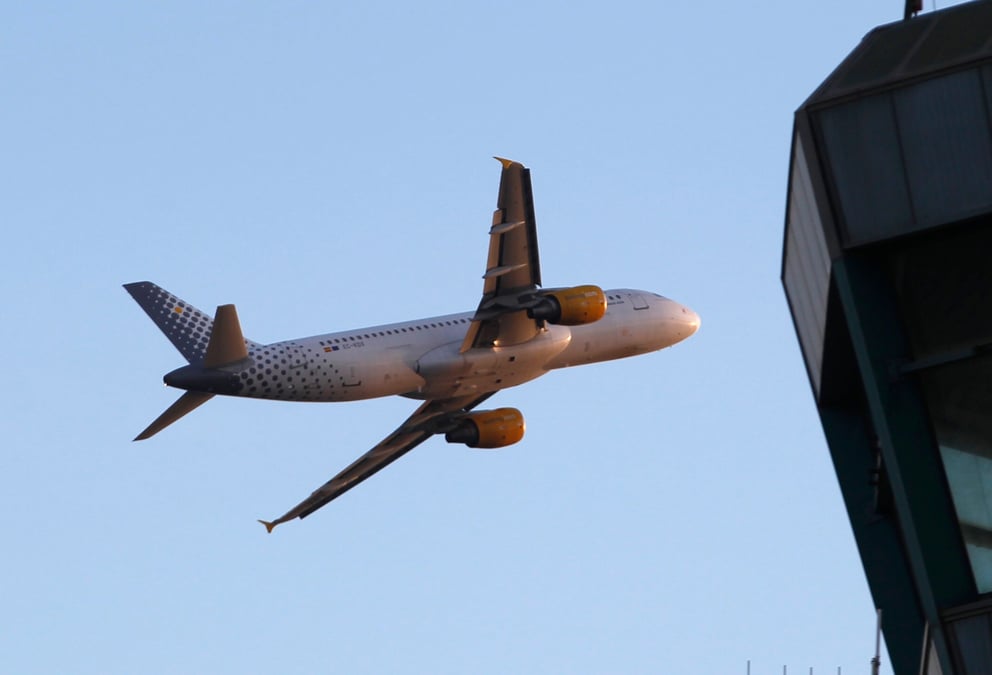 Un avion vueling airbus a320-200 a l'aeroport de barcelone, en espagne