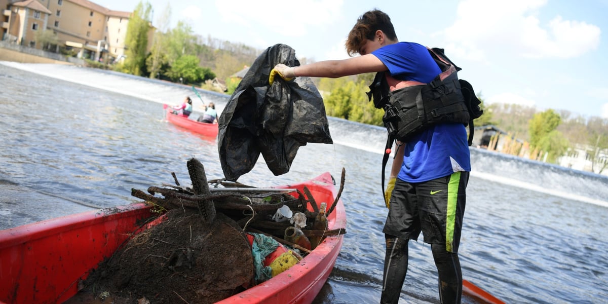 Des collègiens de Périgueux (Dordogne) en pleine battue de rivière.