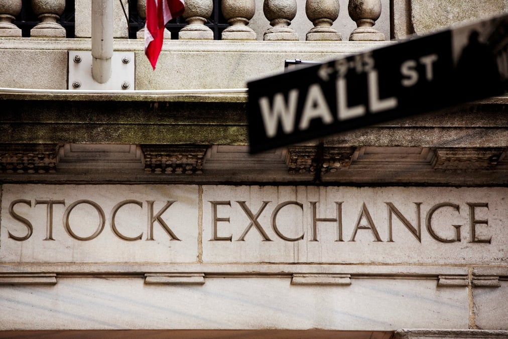 Une plaque de wall street est accrochee devant la bourse de new york