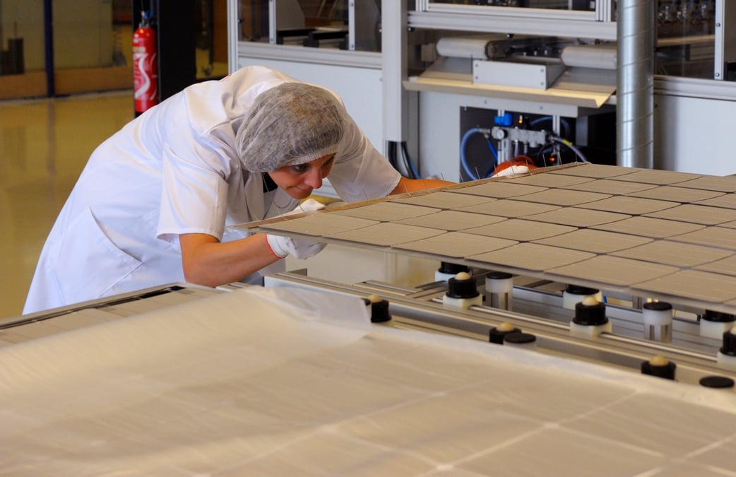 Un ouvrier construit un panneau solaire dans une usine a sainte marguerite, dans l'est de la france