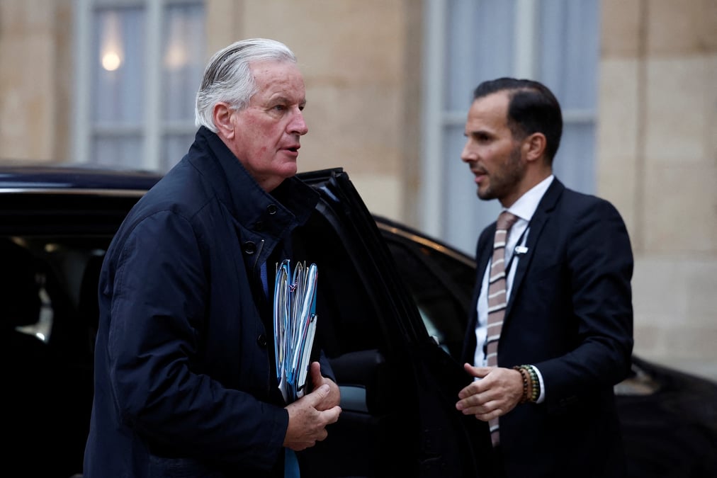Le premier ministre francais michel barnier arrive pour assister a une reunion avec le nouveau gouvernement francais a l'hotel de matignon a paris