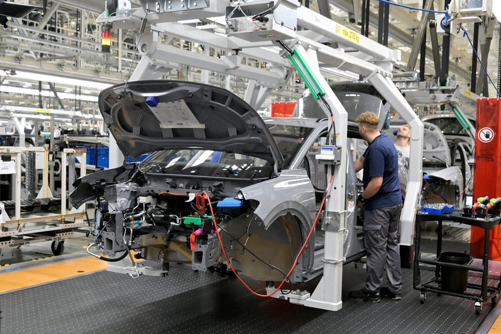 Vue generale d'une ligne de production dans une usine volkswagen a emden