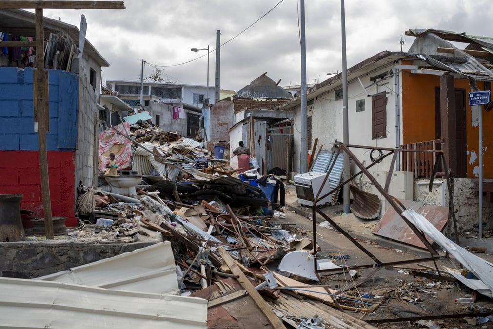 Les Mahorais attendent une reconstruction rapide de leur île dévastée par le cyclone Chido fin décembre.
