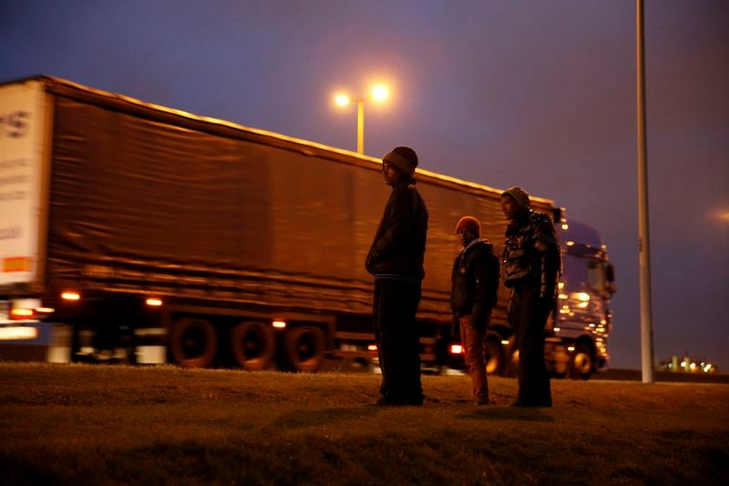 Début de l'érection d'une barrière anti-migrants à Calais