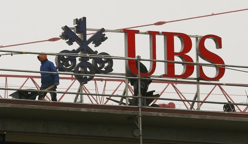 Ubs puise dans ses provisions et fait face a de nouveaux risques