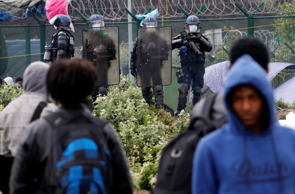 Demantelement d'un camp de migrants a calais