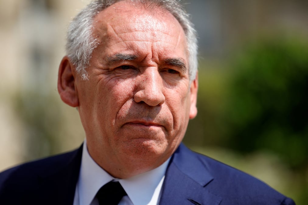 Francois bayrou, president du modem, quitte le palais de l'elysee a paris