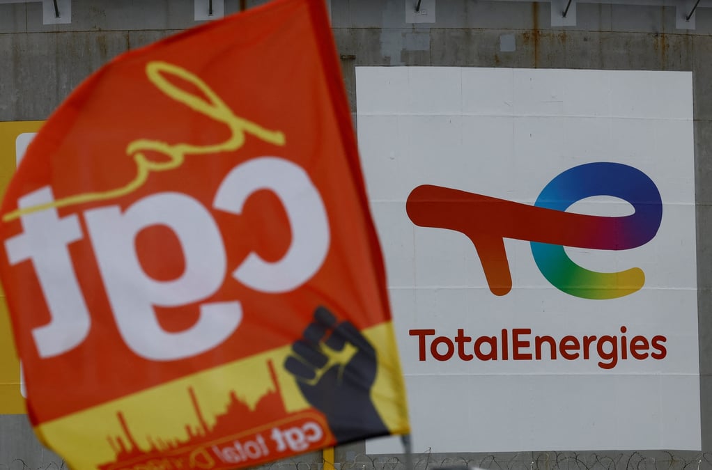 Photo des employes en greve devant la raffinerie du geant petrolier totalenergies