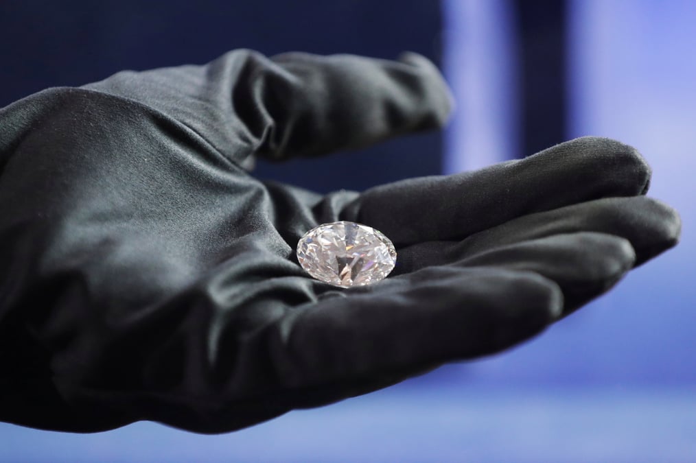 Un diamant de 51,38 carats montre lors de la presentation de la collection de diamants polis dynasty par la societe miniere russe alrosa