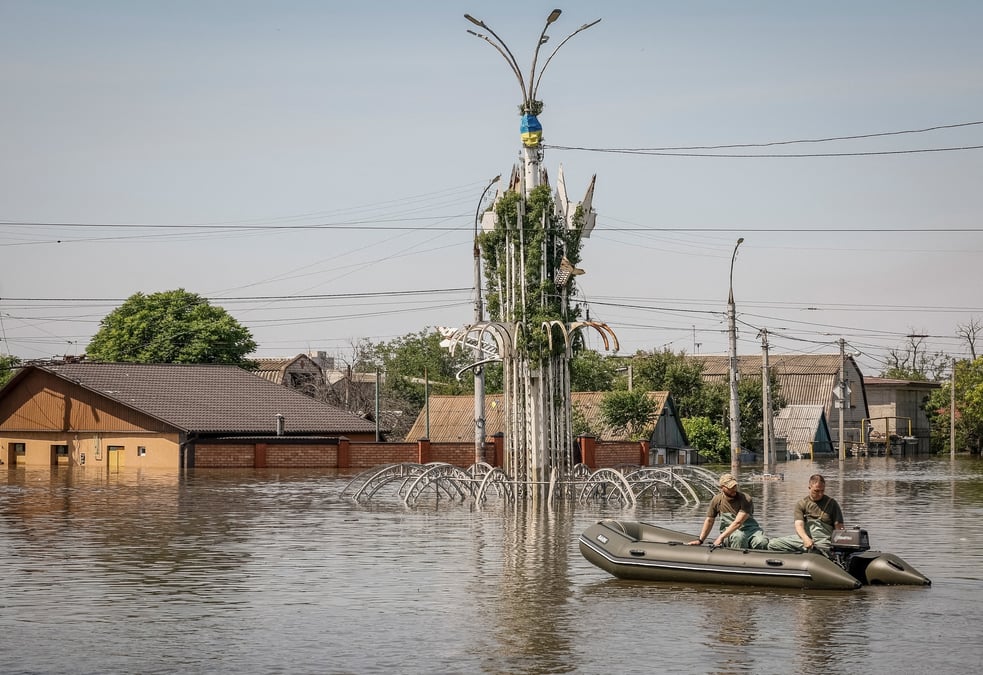 Evacuation des habitants d'une zone inondee apres la rupture du barrage de nova kakhovka, a kherson, en ukraine