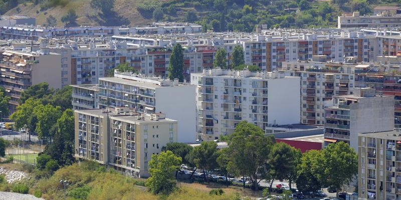 La construction de HLM, passée depuis 2020 sous la barre des 100.000 logements par an, devrait continuer de ralentir pour se stabiliser à une moyenne de 66.000 nouveaux logements annuels à partir de 2030.