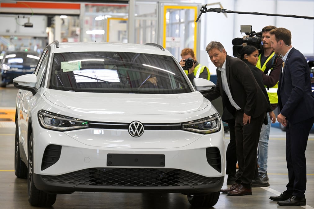 Le ministre allemand de l'economie, robert habeck, pose a cote d'une voiture volkswagen lors de sa visite a l'usine volkswagen a emden