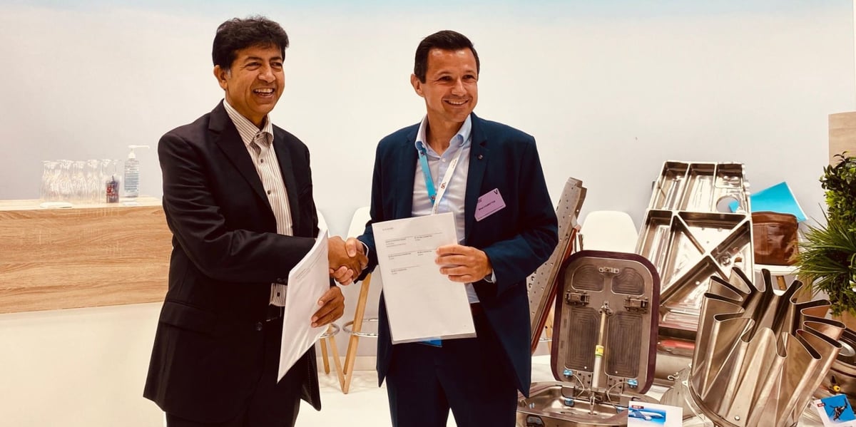 Mikel Charritton, directeur général de Lauak, et le représentant de l'entreprise indienne Wipro.