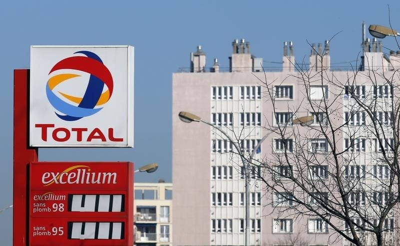 Total et les petrolieres en tete du cac 40 a mi-seance