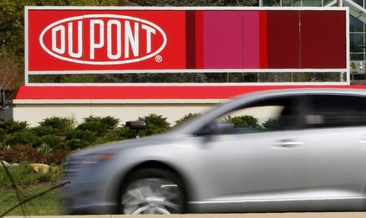 Dupont retire 1,6 milliard de dollars d'un echange d'actifs avec fmc