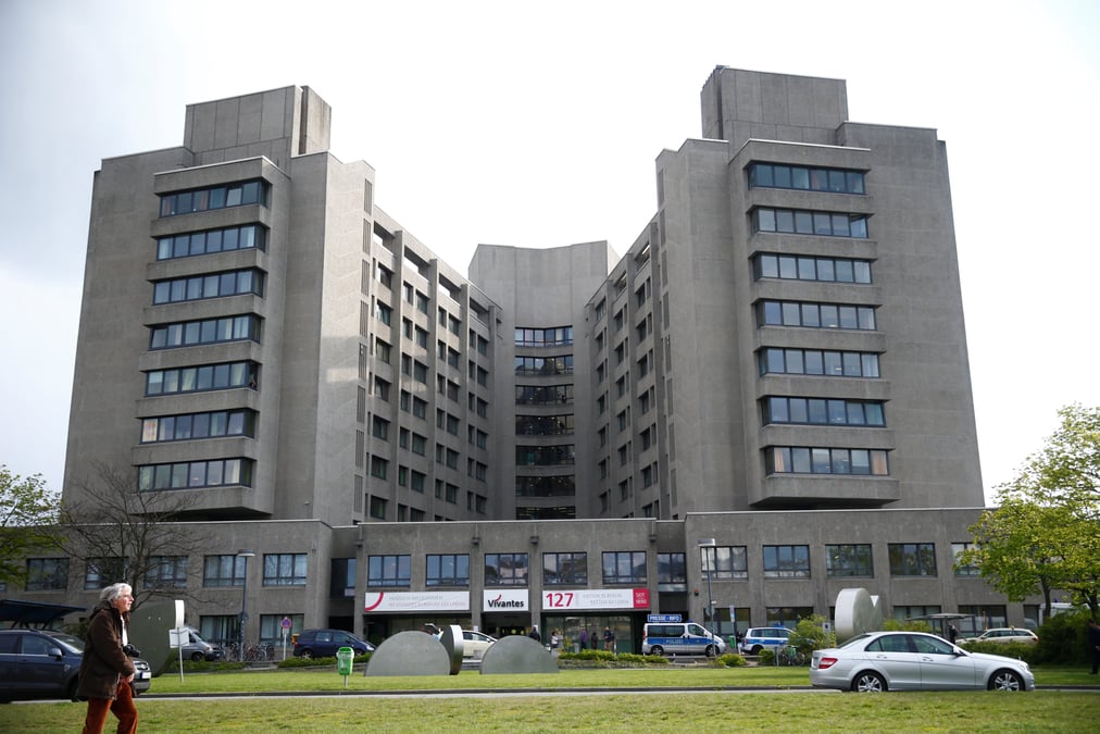 Un policier tire sur le parking d'un hopital de berlin