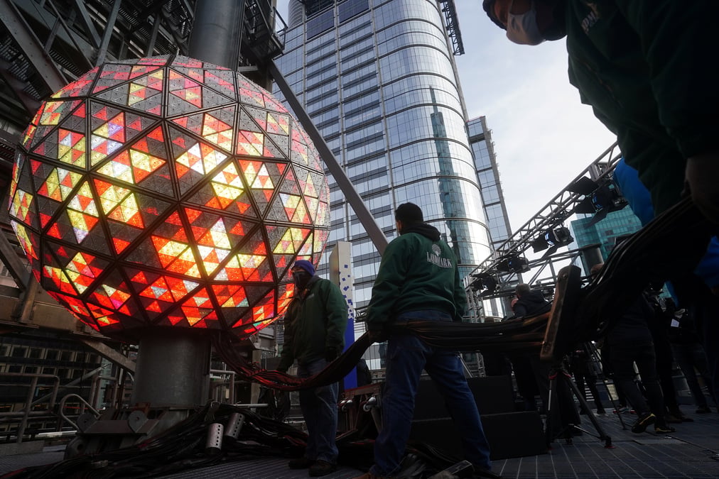 Feux d'artifice et rues desertes pour saluer la fin de 2020