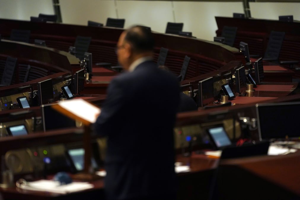 Hong kong: la reforme reduisant la part du suffrage universel direct approuvee