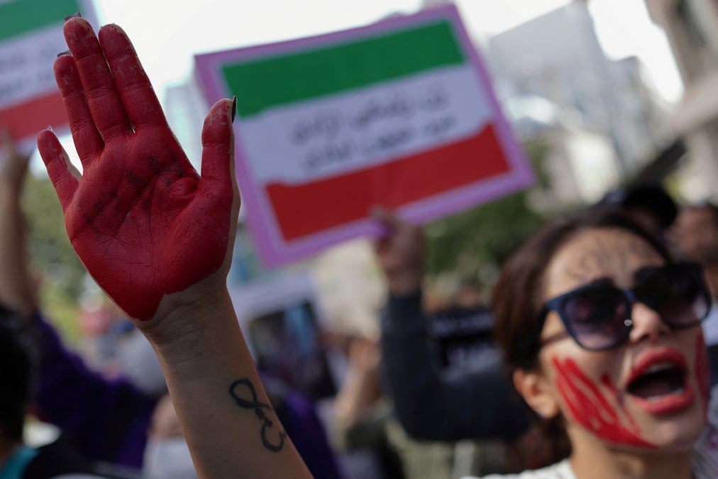 Manifestation contre le regime iranien a istanbul suite a la mort en detention de la jeune mahsa amini