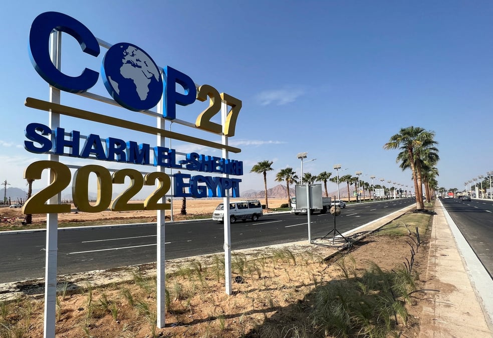 Un panneau annonce le sommet cop27 le mois prochain, a charm el-cheikh, en egypte