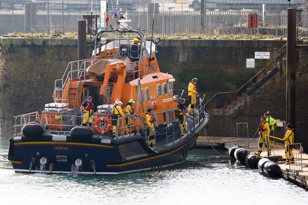 Operation de sauvetage d'un bateau de migrants disparu a douvres, grande bretagne