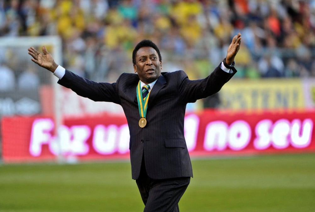 La legende bresilienne du football, pele, au stade rasunda a stockholm