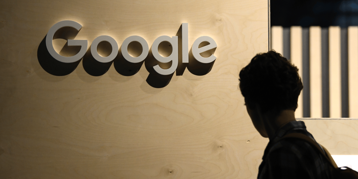 Une femme passe devant le logo de google a berlin