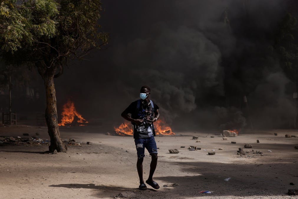Des manifestants senegalais protestent contre le report de l'election presidentielle du 25 fevrier, a dakar