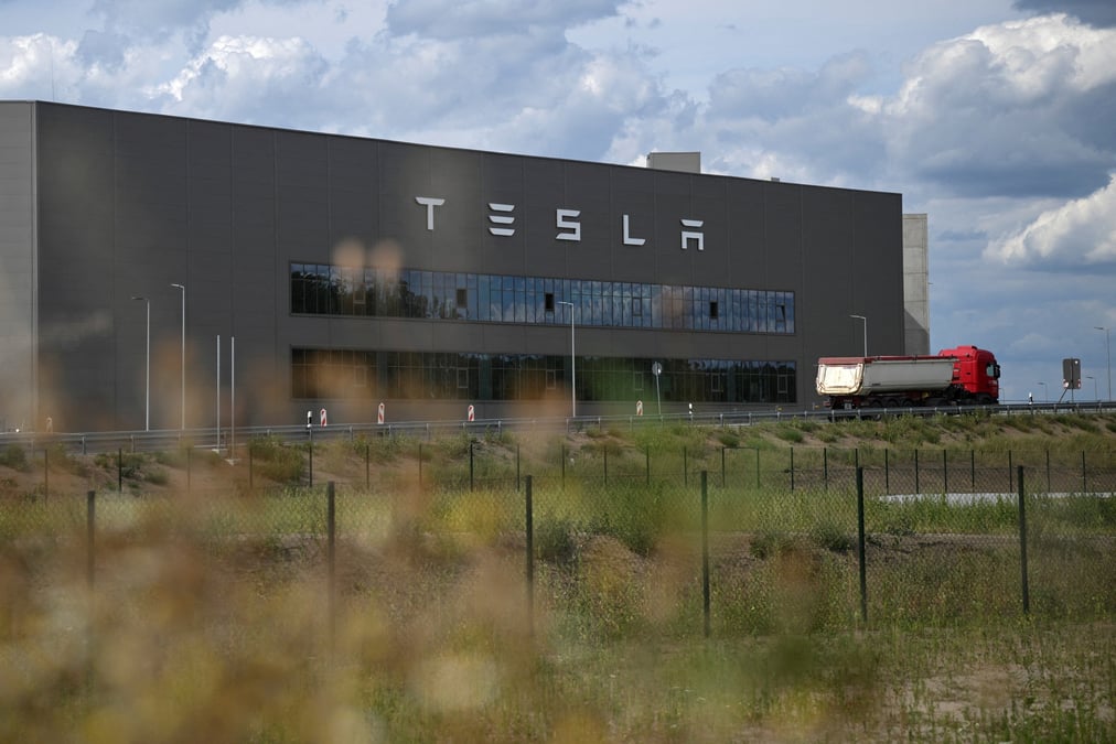 Dans son usine berlinoise, Tesla vise une augmentation rapide de sa production à 1 million de voitures par an.