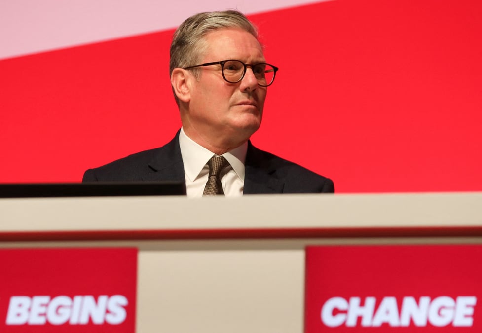 Le premier ministre britannique keir starmer observe lors de la conference annuelle du parti travailliste britannique a liverpool