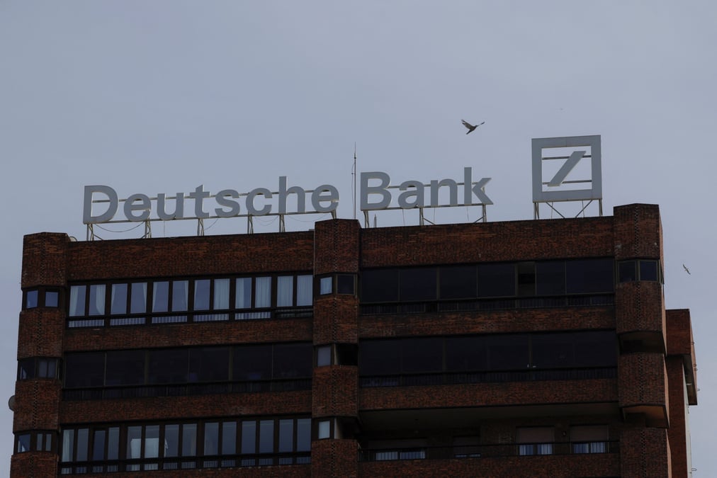 Le logo de deutsche bank est visible sur le toit d'un batiment a l'exterieur d'une agence de la deutsche bank a malaga