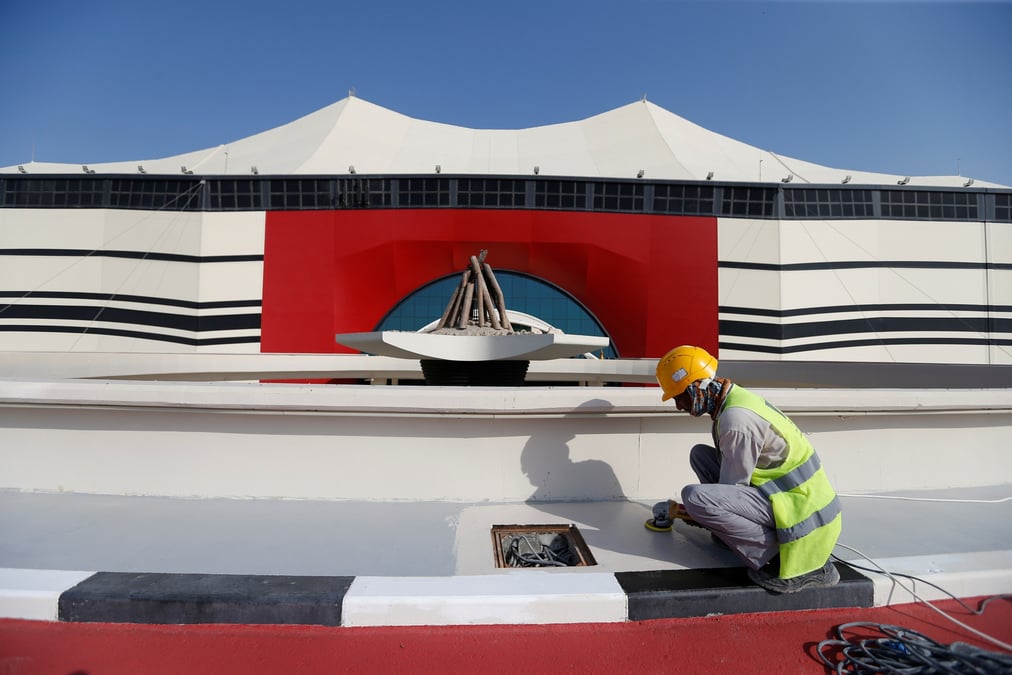 Photo d'archives d'un ouvrier travaillant au stade al bayt, l'un des sites de la coupe du monde 2022 au qatar