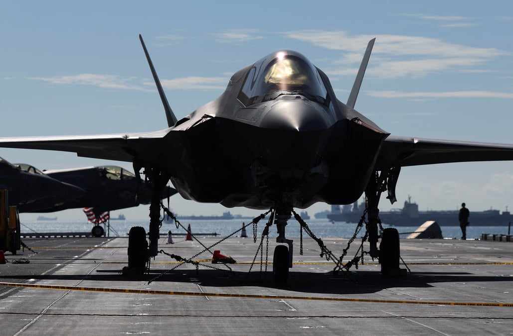 Un avion de chasse f-35 a la base navale de changi, a singapour