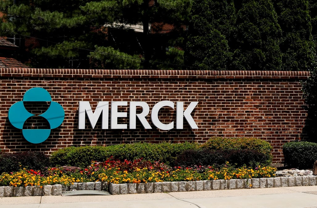 Le logo merck est visible a une porte du campus merck & co a rahway, new jersey