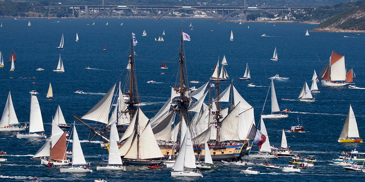 Navigation de « L’Hermione » dans la rade lors des Fêtes maritimes de Brest en 2016.