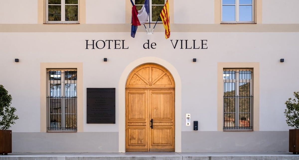 Facade de la Mairie de Prades, dans les Pyrénées-Orientales.