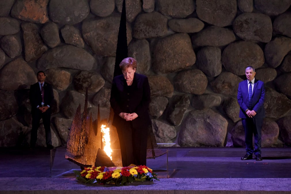 Merkel depose une gerbe au memorial yad vashem a jerusalem