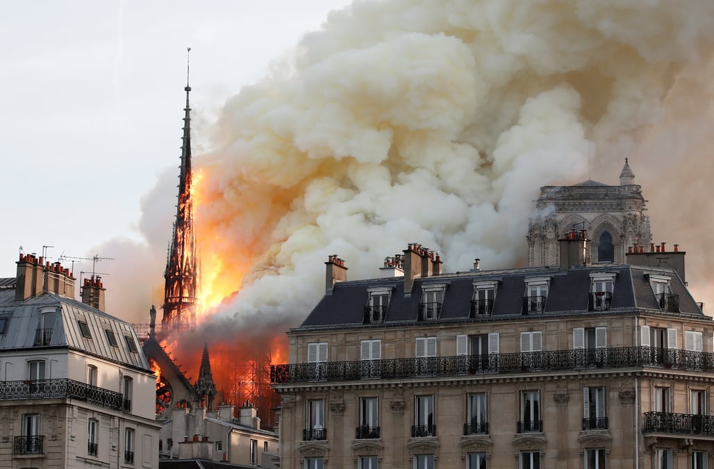 Une partie de notre-dame s'effondre en raison d'un vaste incendie