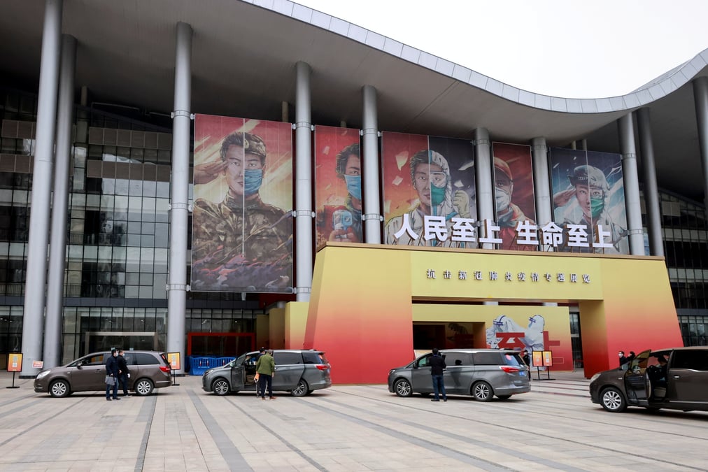 Coronavirus: l'equipe de l'oms en chine visite un hopital