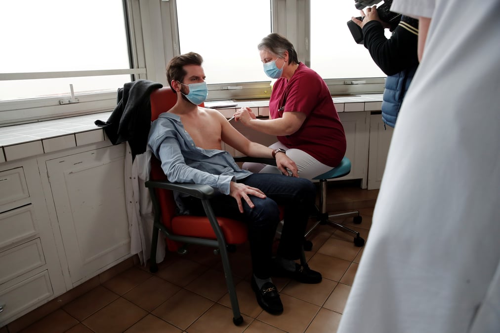 Astrazeneca: la confiance des francais dans la vaccination mise a l'epreuve