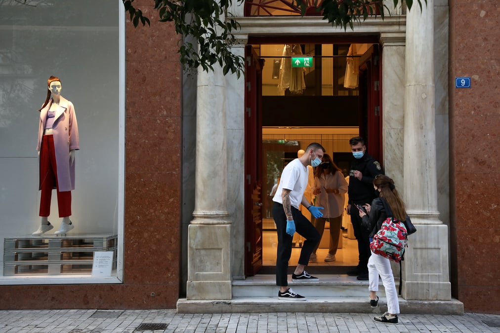 La grece rouvre certains commerces et promet d'accroitre les aides aux entreprises