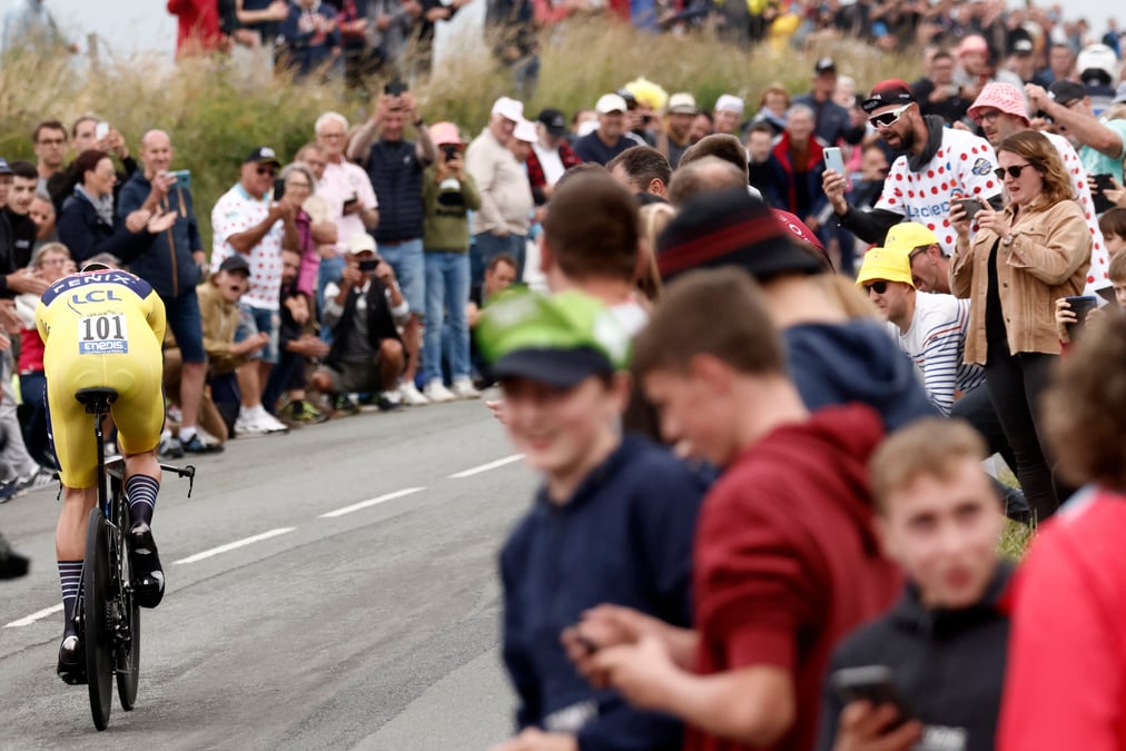 L'organisation du tour de france retire sa plainte contre une spectatrice