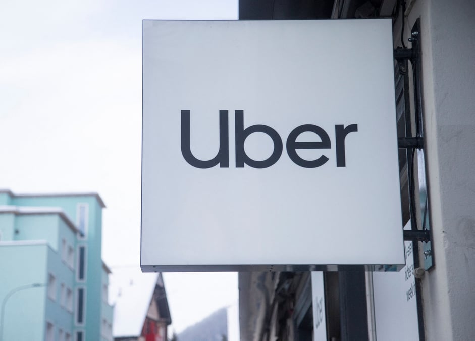 Le logo d'uber sur un immeuble a davos, en suisse