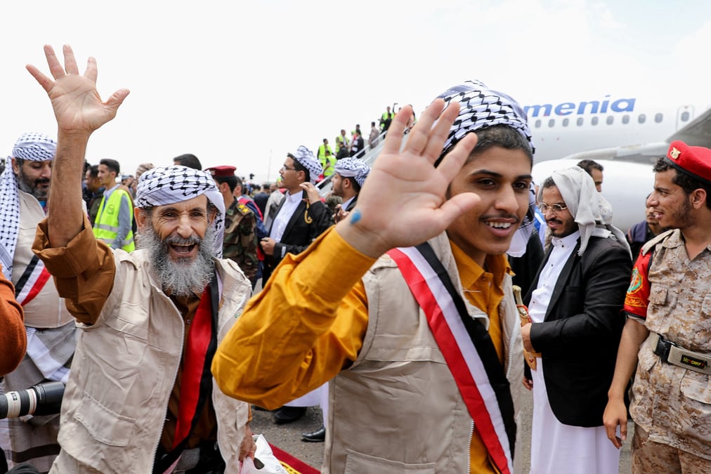Des prisonniers liberes, apres leur arrivee a l'aeroport de sanaa