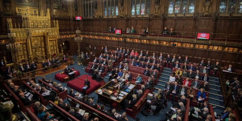 En plus du déficit qui se creuse, le gouvernement britannique fait face à une dette élevée qui a atteint 98,5% du PIB en septembre.