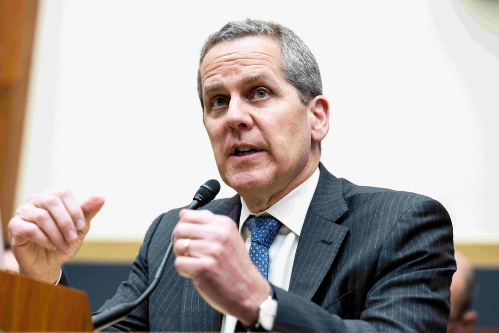 Le vice-président de la Fed Mickaël Barr, fait partie d'une longue liste de régulateurs démissionnaires dans le secteur financier.