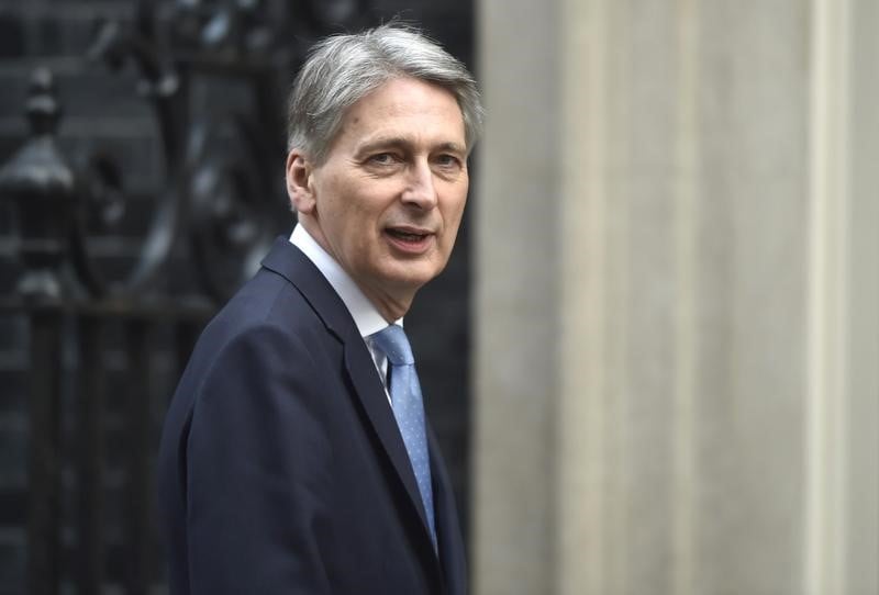 "nul ne veut de files de camions aux frontieres", dit hammond (gb)